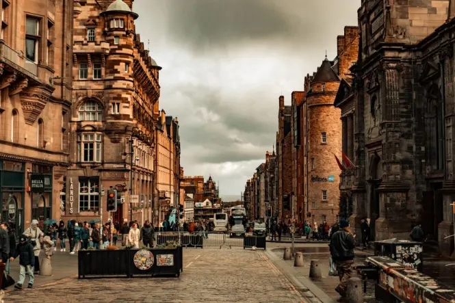 A steep cobbled historic street in the Old Town of Edinburgh.