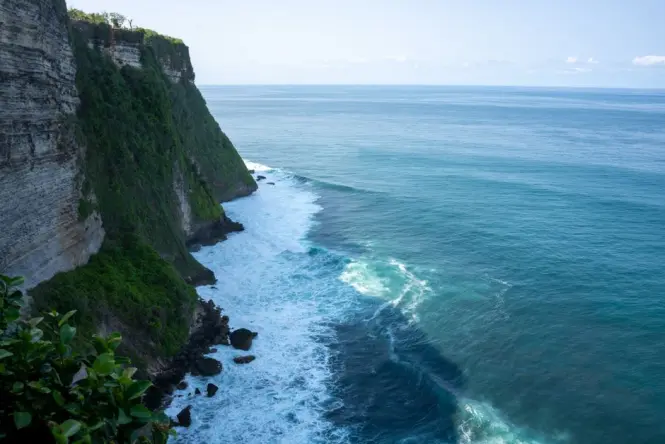 Waves breaking near Uluwatu on the Bukit Peninsula