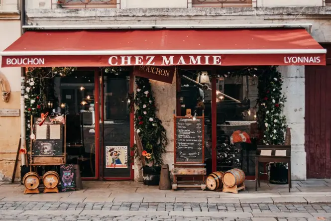 Traditional Lyonnais bouchon dining