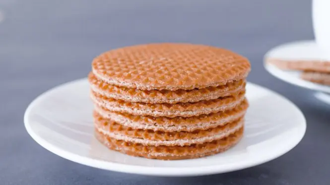 Freshly baked Dutch stroopwafels and street food plates
