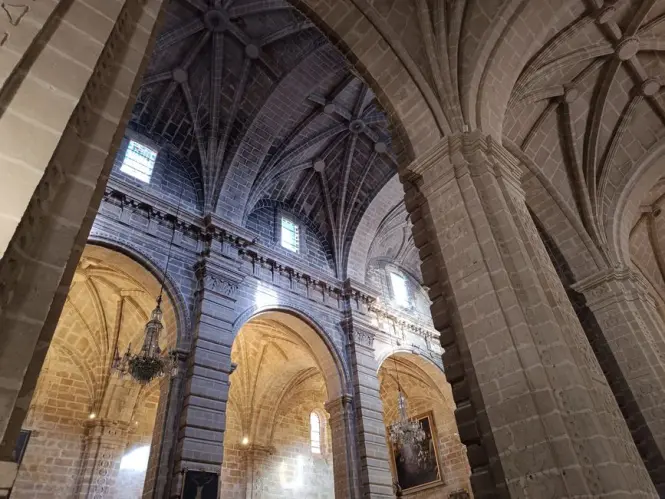 Quiet interior light in Santa Maria del Mar basilica