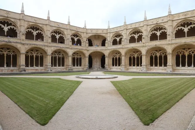 Manueline cloister inside Jerónimos Monastery