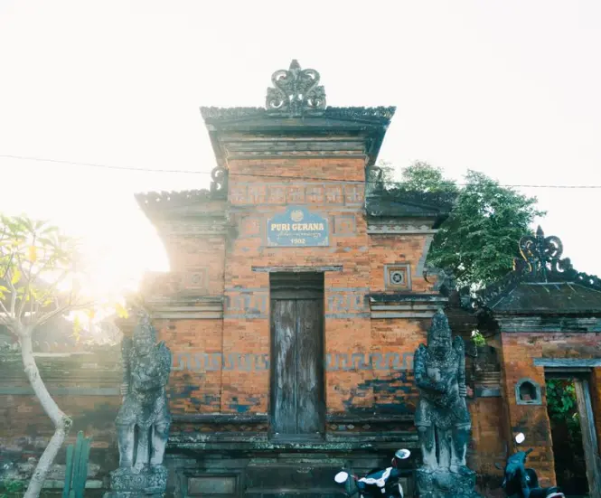 The entrance pathway and ticket area of Pura Besakih