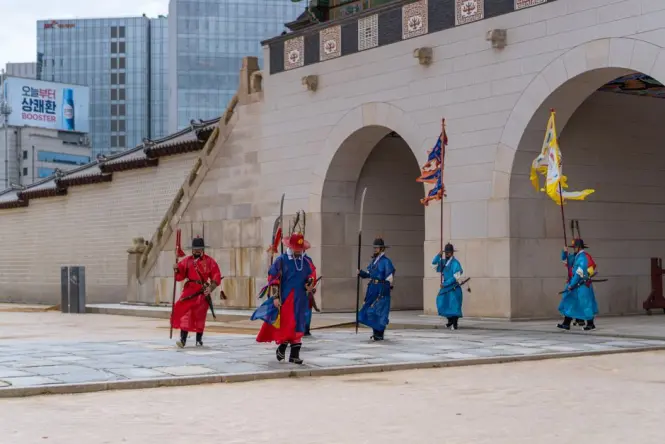 Guard ceremony at the main gate of Gyeongbokgung Palace in Seoul