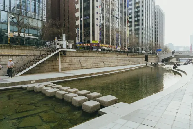Staircase access leading down to the Cheonggyecheon walking path