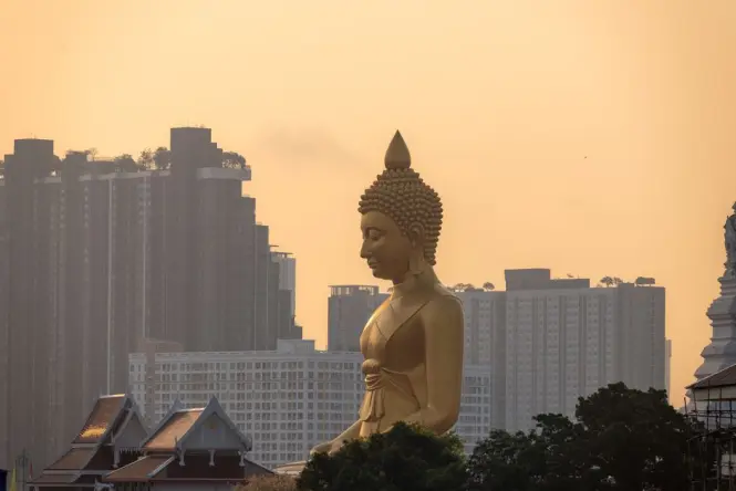 The massive solid gold Buddha statue inside Wat Traimit temple