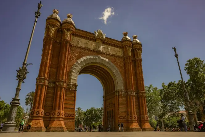 Walk from Arc de Triomf toward Ciutadella Park