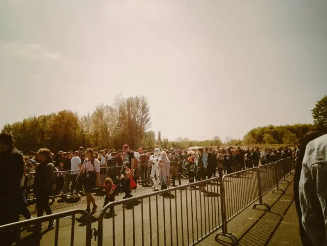 Disneyland Paris queue line waiting