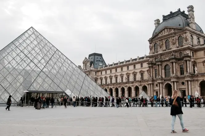 Visitors at the Eiffel Tower entrance