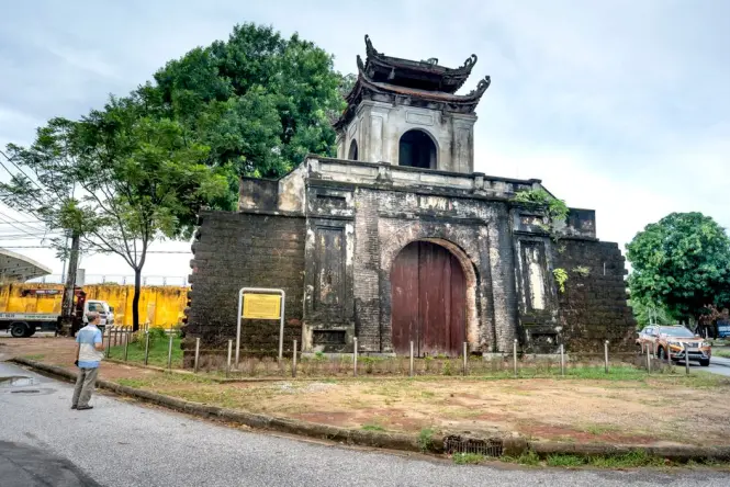 Entrance gate to Hanoi Botanical Garden on Hoang Hoa Tham street