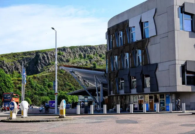 Getting to Holyrood Palace in Edinburgh
