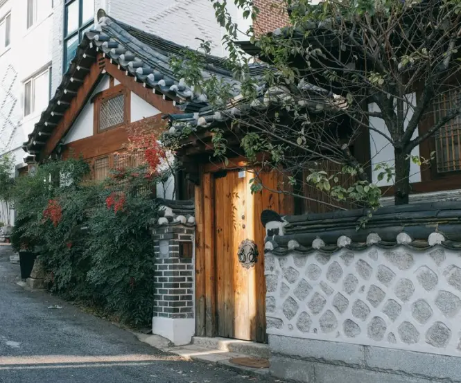 Dessert cafe inside a converted hanok building in Ikseon-dong