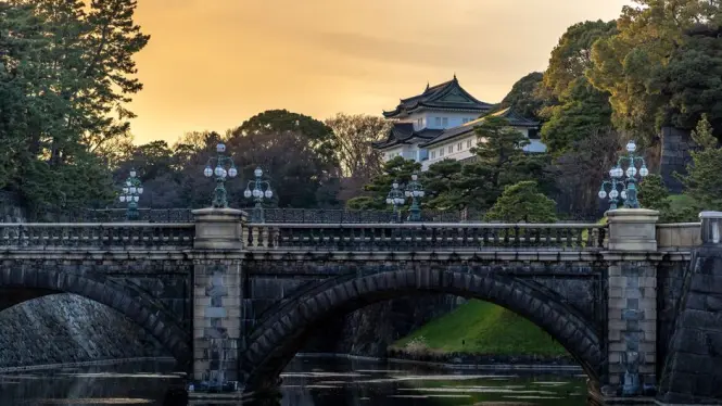 Jogger on the moat path around the Imperial Palace