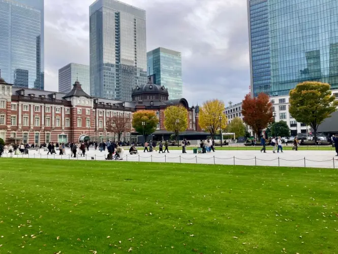 Marunouchi district walk toward the Imperial Palace
