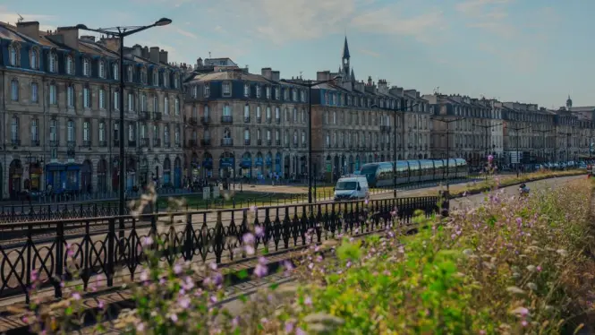 Tram access near Jardin Public