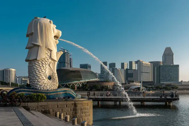 Close-up view of the Merlion statue's lion head and fish tail