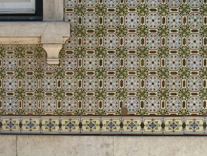Blue and white azulejo panels at Santa Luzia terrace
