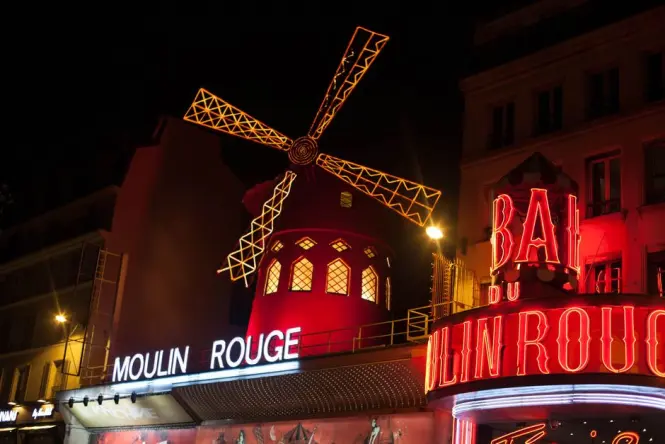 Tickets and entrance at Moulin Rouge