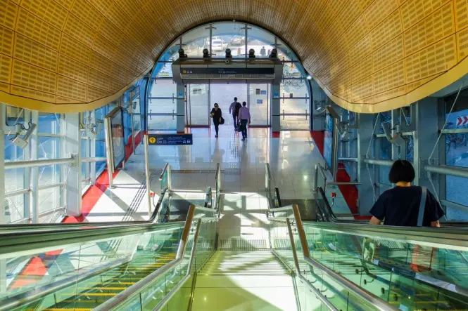 Covered pedestrian bridge connecting Emirates Towers Metro to Trade Centre district