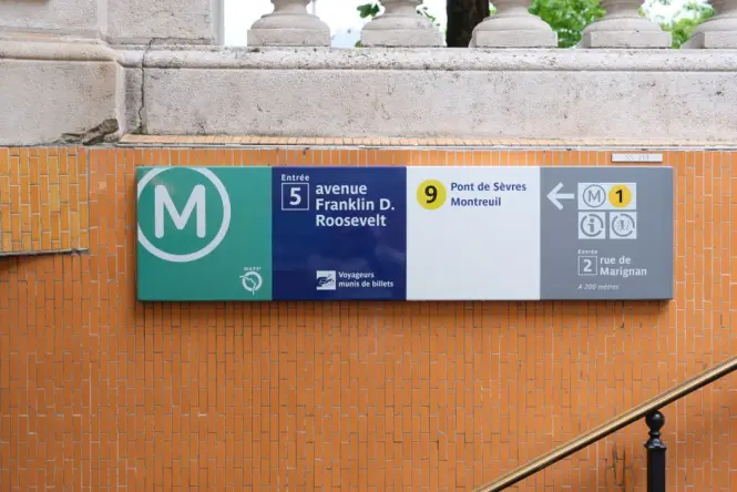 Metro entrance near Cinq Avenues Longchamp station close to Palais Longchamp
