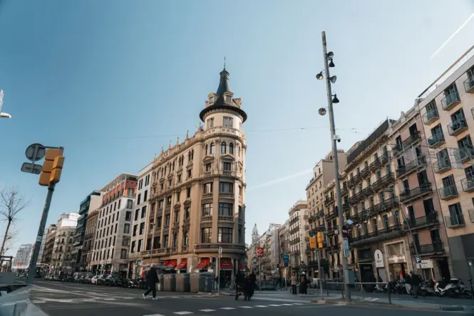 Tree-lined walk along Passeig de Gràcia