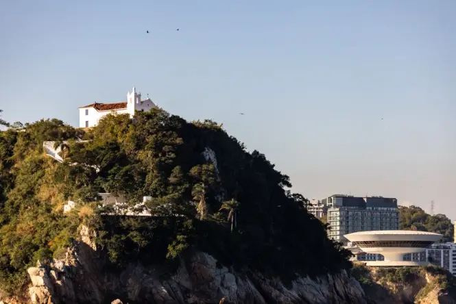 Forte de Copacabana seen along the coastline near Pedra do Arpoador