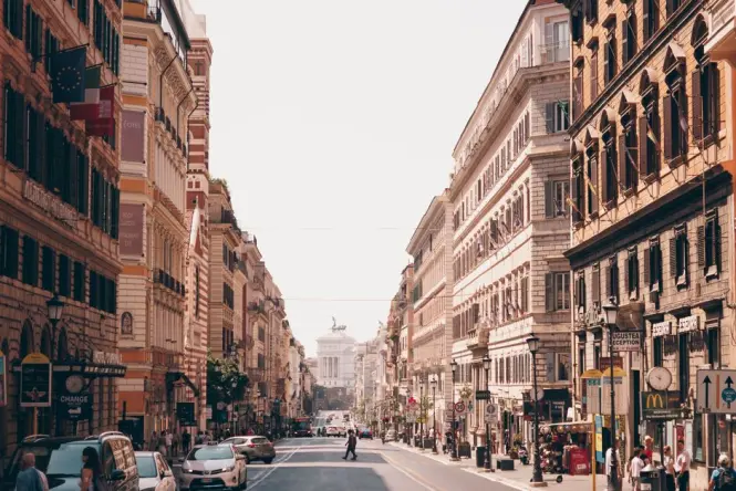 Via del Corso beginning near Piazza Venezia