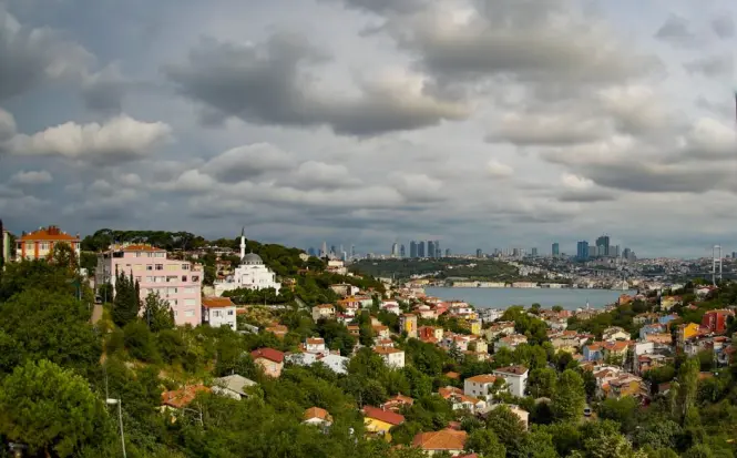 Panoramic photography spot overlooking the Golden Horn from Pierre Loti Hill