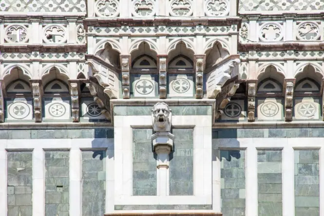 The elevated windows of the Vasari Corridor running along the top of the Ponte Vecchio