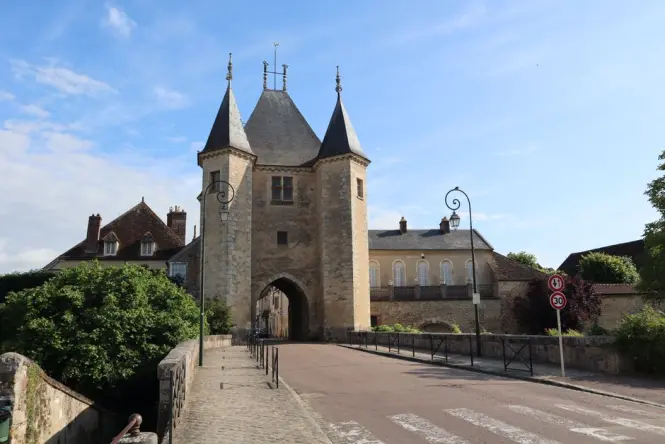 Medieval details on Porte Cailhau