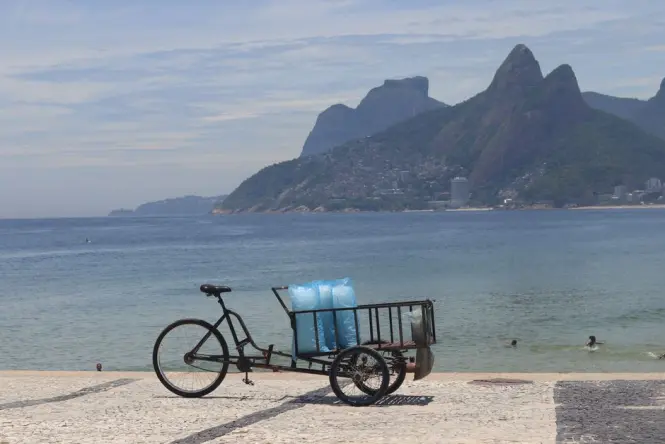 Beachside kiosk near Praia Vermelha selling coconut water and snacks