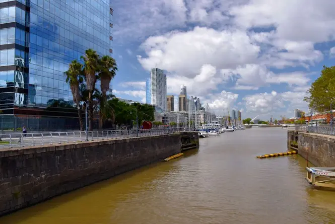 Pedestrian path connecting Puerto Madero to the entrance of the ecological reserve