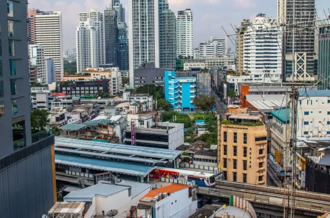 Sukhumvit Road traffic beneath the BTS Skytrain