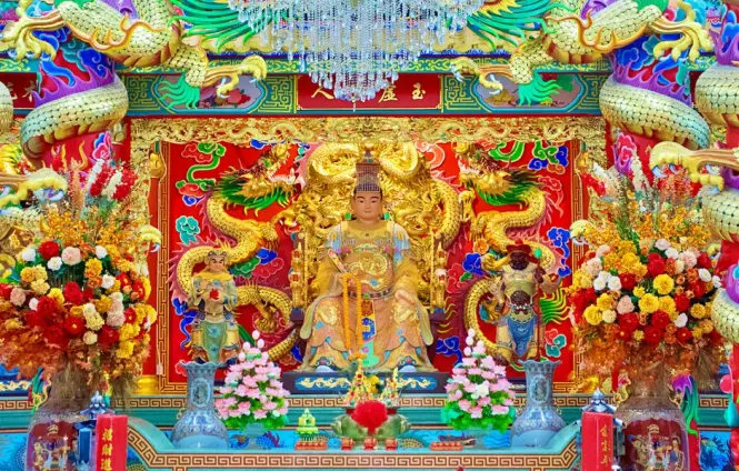 Chinese shrine tucked in a Talad Noi alley