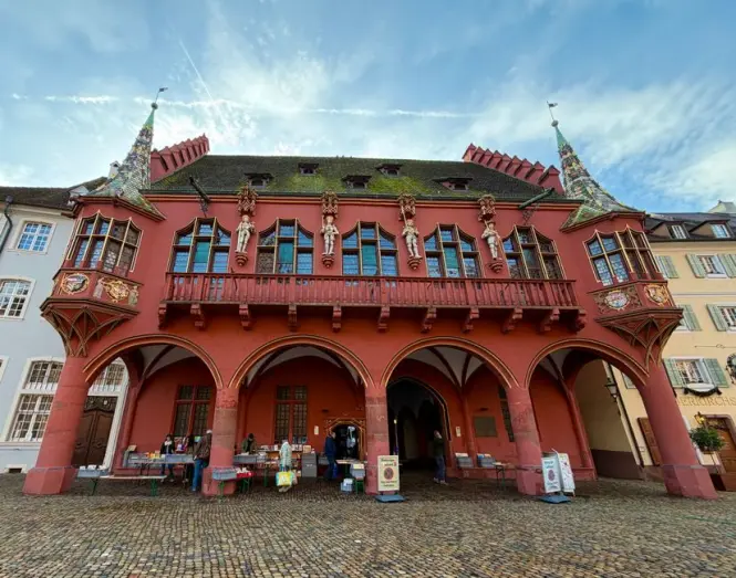 Mercado da Ribeira exterior on Avenida 24 de Julho