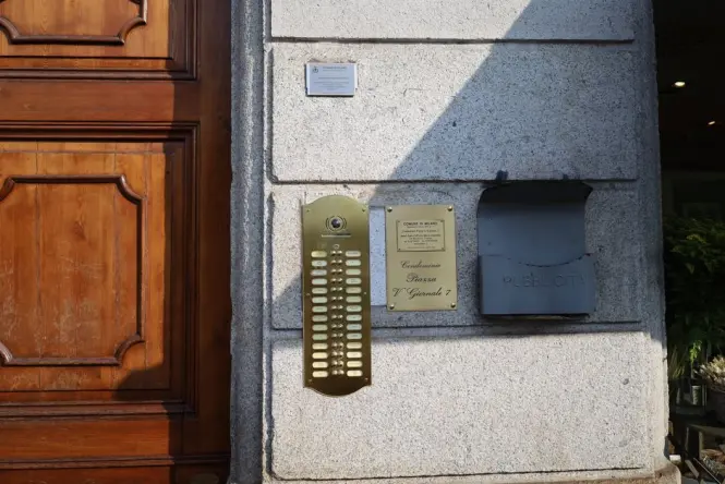 Public access plaque for a Lyon traboule