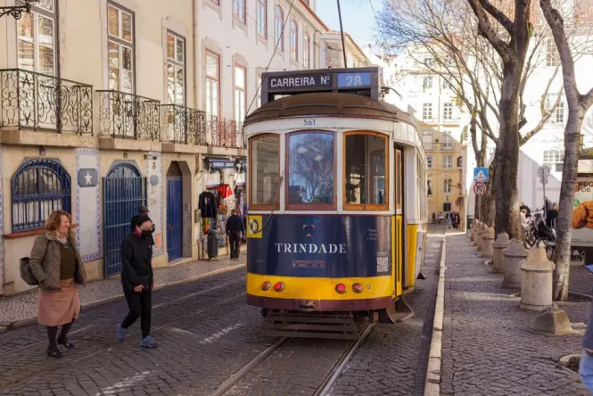 Tickets and entrance at Tram 28 route