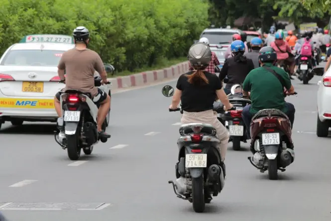 Traffic along Thanh Nien Road near the entrance to Tran Quoc Pagoda