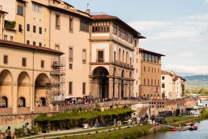 Tourists queuing near the stone arches of the Uffizi Gallery courtyard