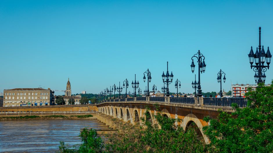Pont de Pierre over the Garonne
